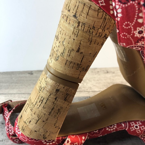 Torrid Red Bandana Print Chunky Cork Heels Ankle Buckle Size 9WW Women - Picture 12 of 16